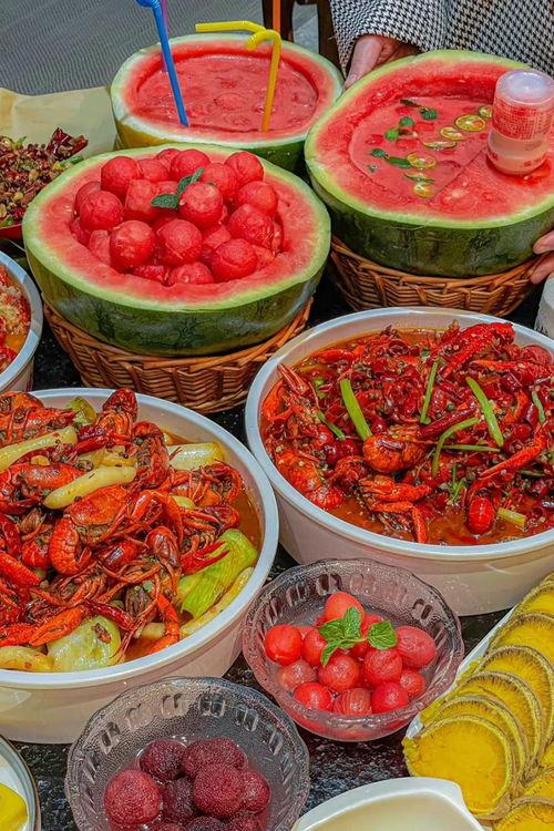 国画吃瓜的图片,一幅国画中的夏日风情