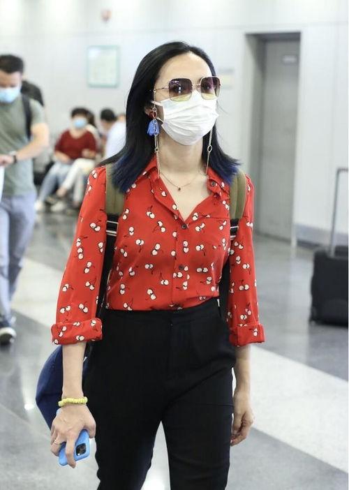 哪些明星穿红色衬衫,跟随明星演绎衬衫的时尚魅力