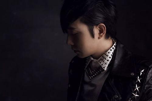 弹琴男网红,网红弹琴男演绎指尖上的艺术魅力